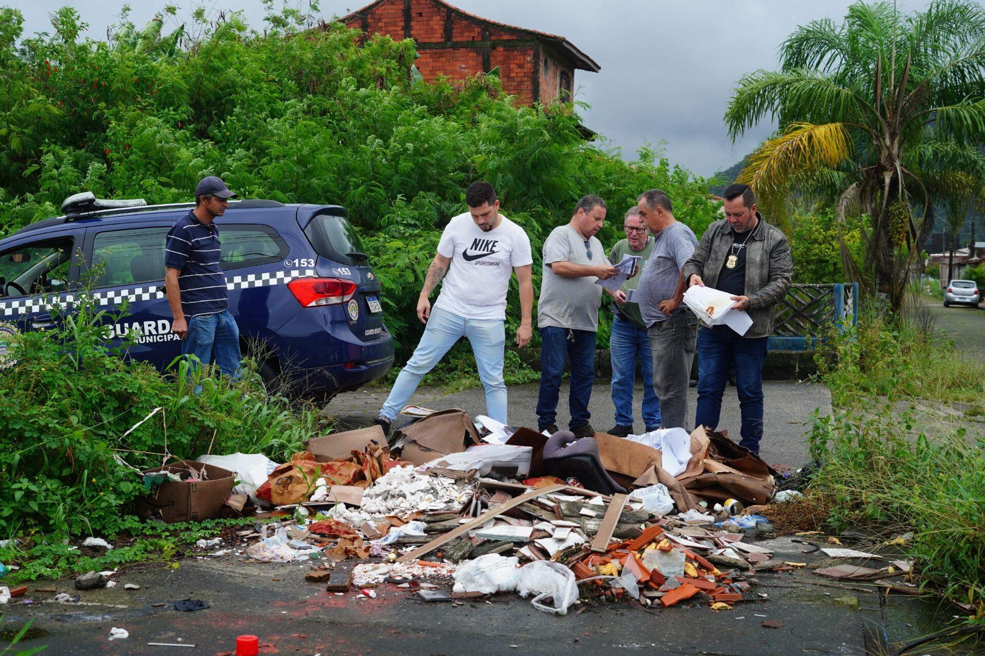 Para evitar prejuízos aos cidadãos cujos dados constavam nos documentos, funcionários da equipe de Serviços Externos recolheram todo o material encontrado no local