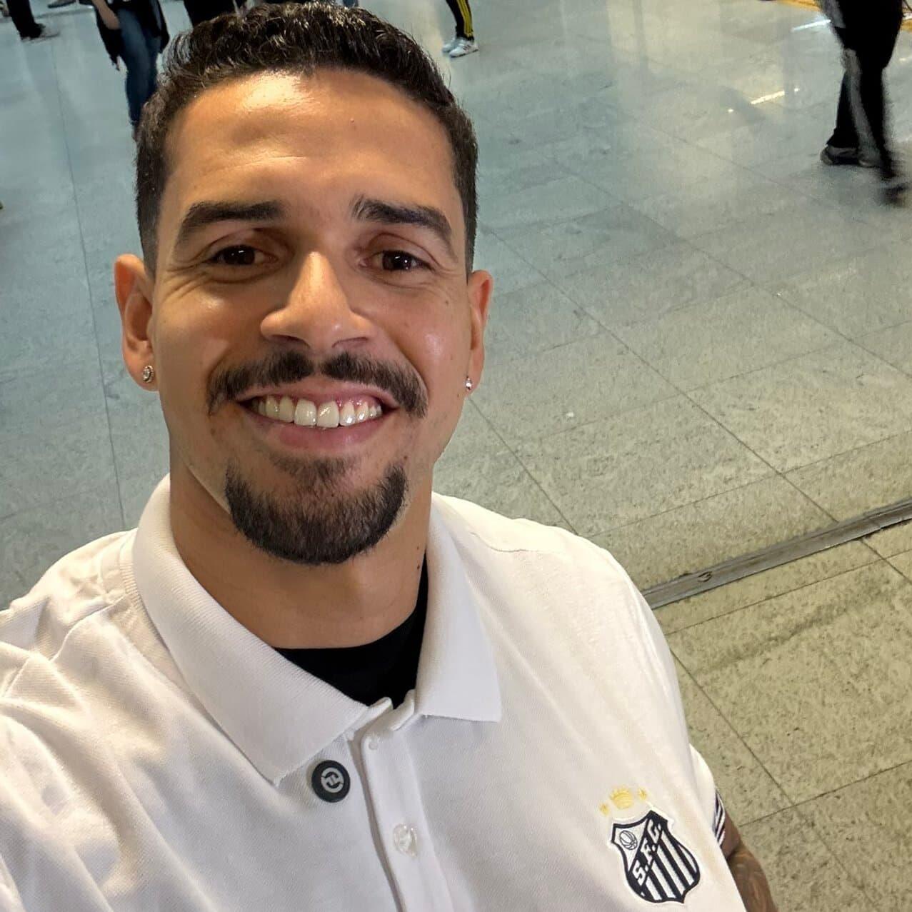 Lucas Veríssimo, na chegada ao Aeroporto de Cumbica, após desembarcar do voo vindo do Catar