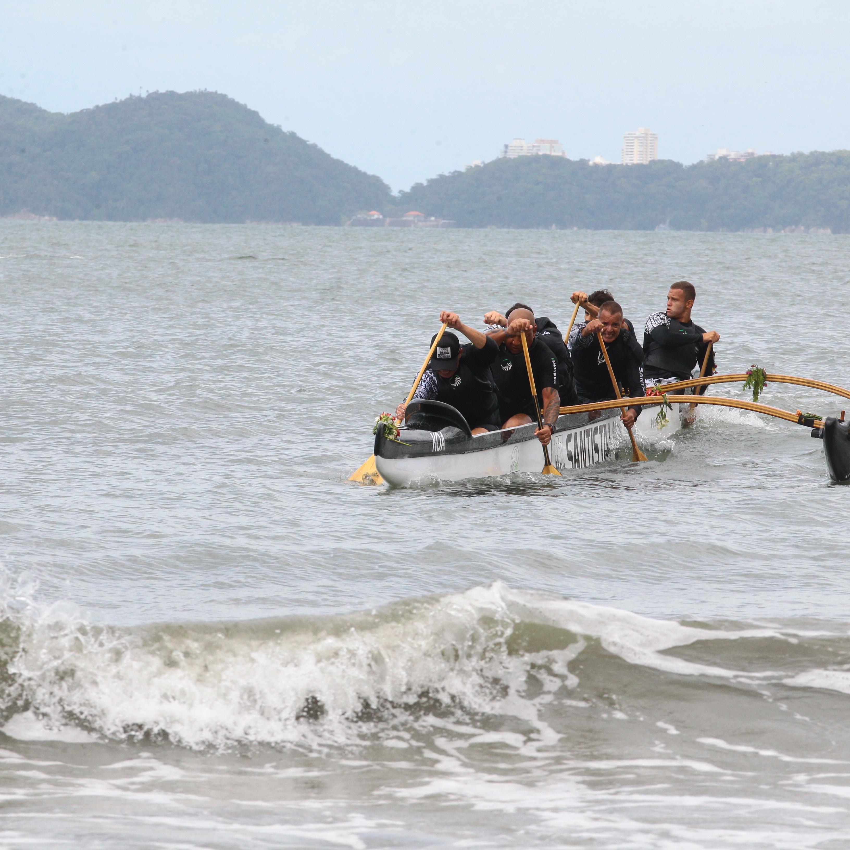 Com atletas do Brasil e do exterior, a prova mobiliza equipes para um percurso de 75 km ao redor da ilha em formato de revezamento