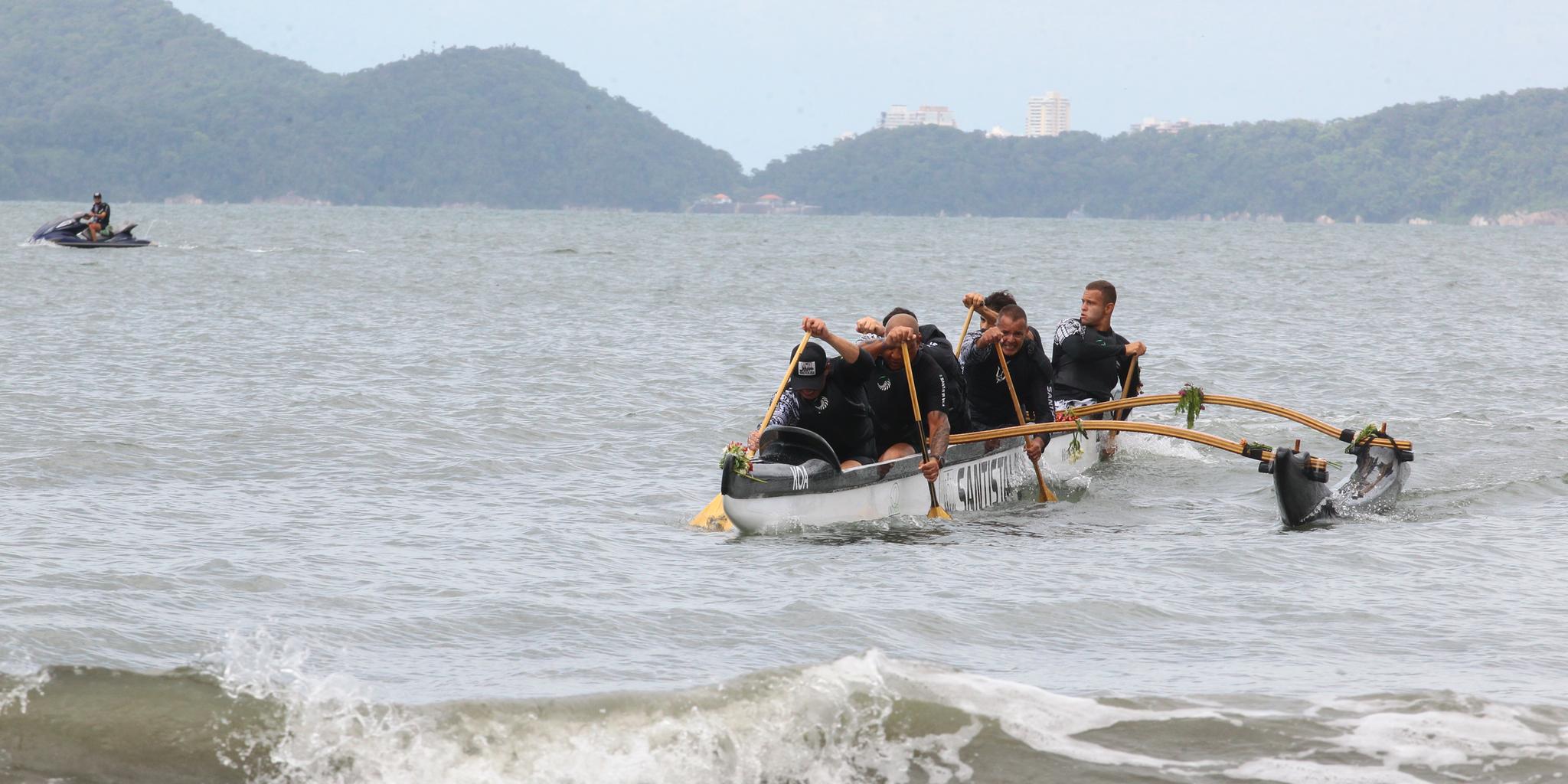 Com atletas do Brasil e do exterior, a prova mobiliza equipes para um percurso de 75 km ao redor da ilha em formato de revezamento