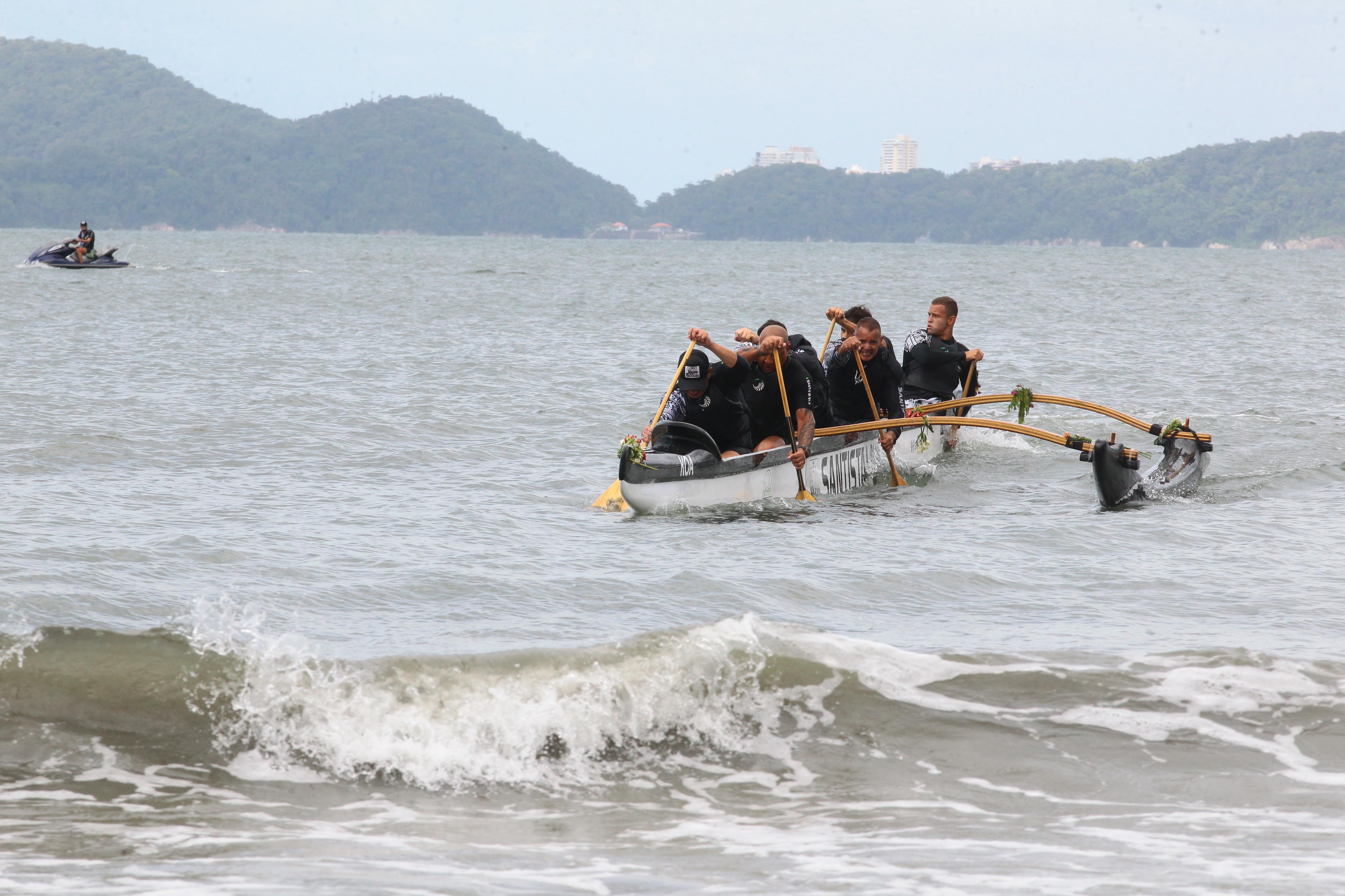 Com atletas do Brasil e do exterior, a prova mobiliza equipes para um percurso de 75 km ao redor da ilha em formato de revezamento