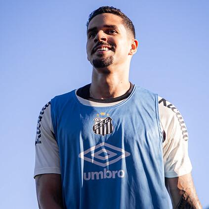 Após exames, Lucas Veríssimo fez um treino leve no gramado do CT Rei Pelé nesta sexta