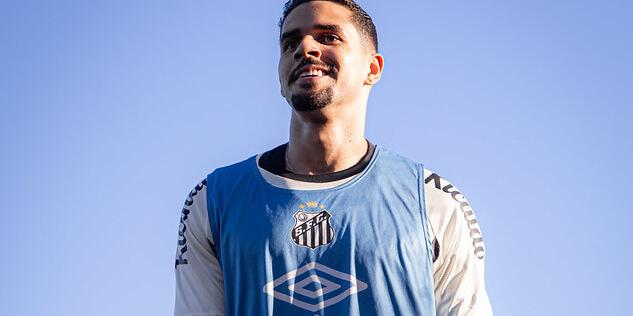 Após exames, Lucas Veríssimo fez um treino leve no gramado do CT Rei Pelé nesta sexta