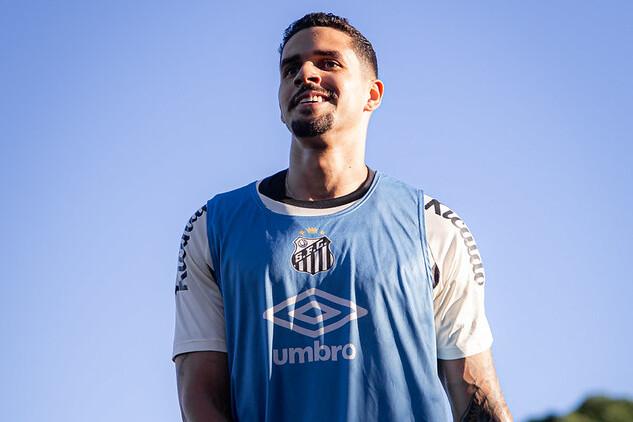 Após exames, Lucas Veríssimo fez um treino leve no gramado do CT Rei Pelé nesta sexta
