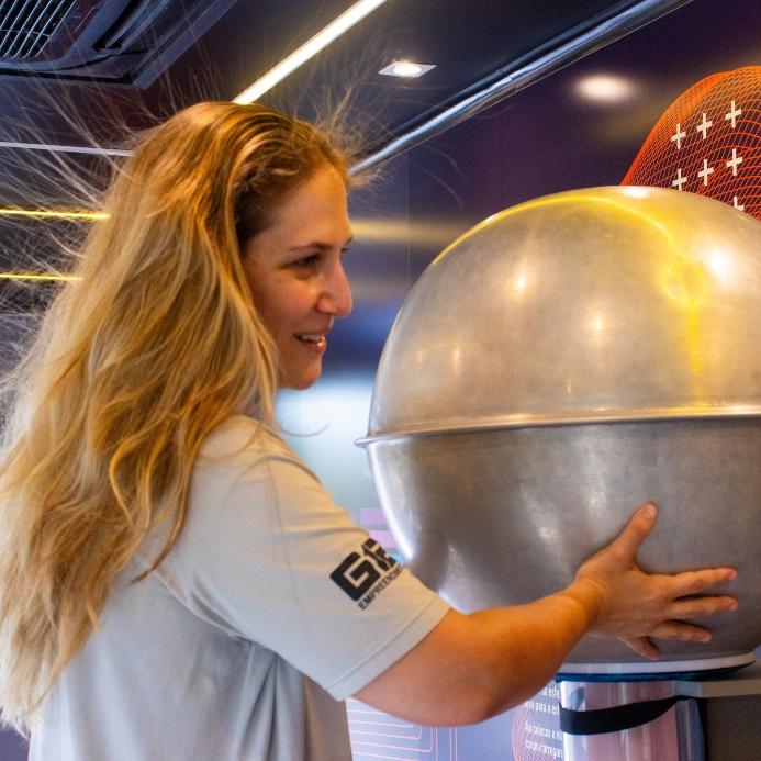 Gerador de Van de Graaf é uma das atrações disponíveis, gratuitamente, na Praça dos Emancipadores