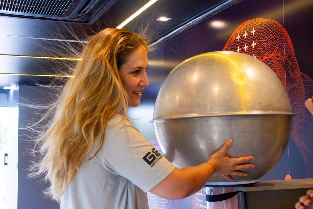 Gerador de Van de Graaf é uma das atrações disponíveis, gratuitamente, na Praça dos Emancipadores