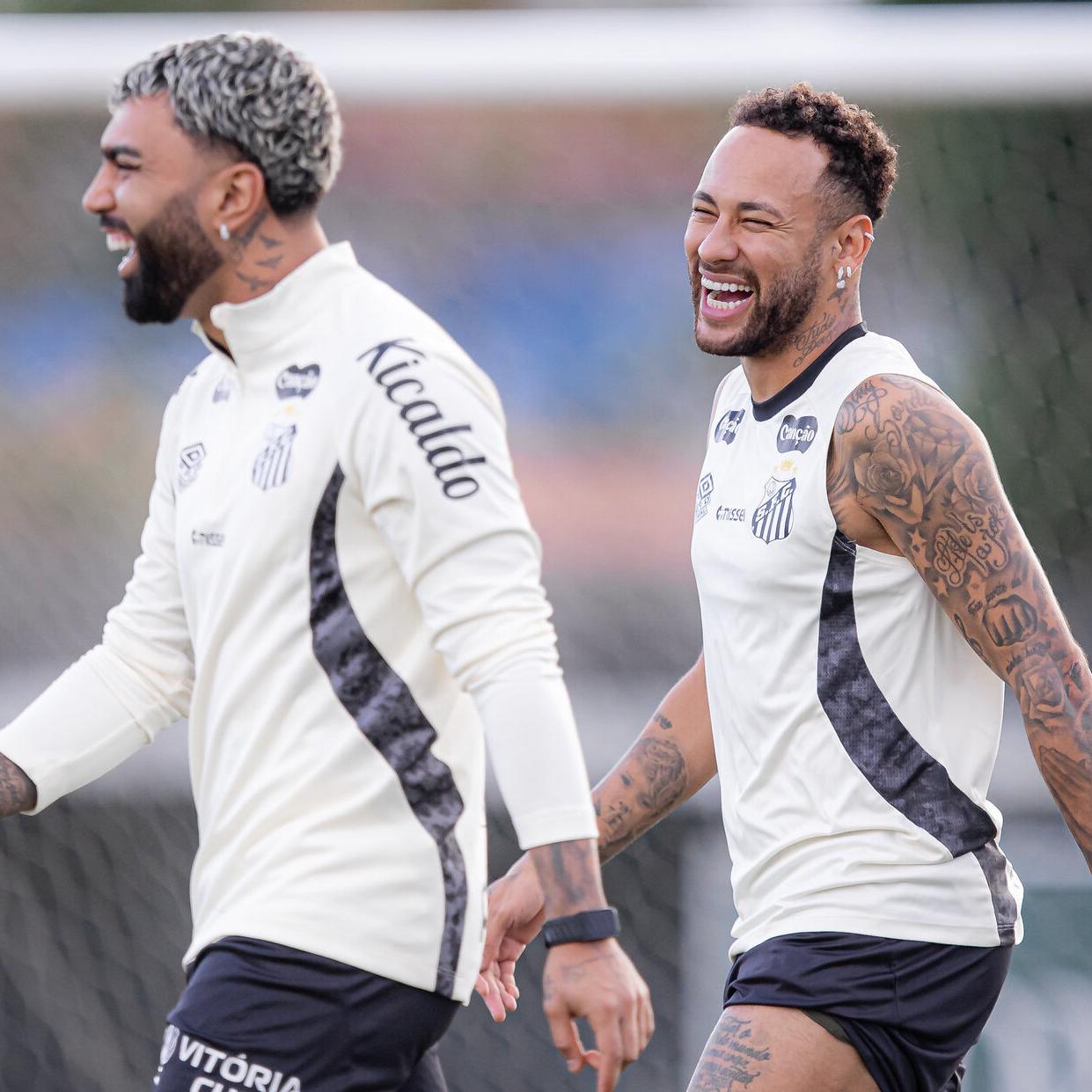 Gabigol e Neymar voltarão a jogar juntos no clássico deste domingo contra o Corinthians