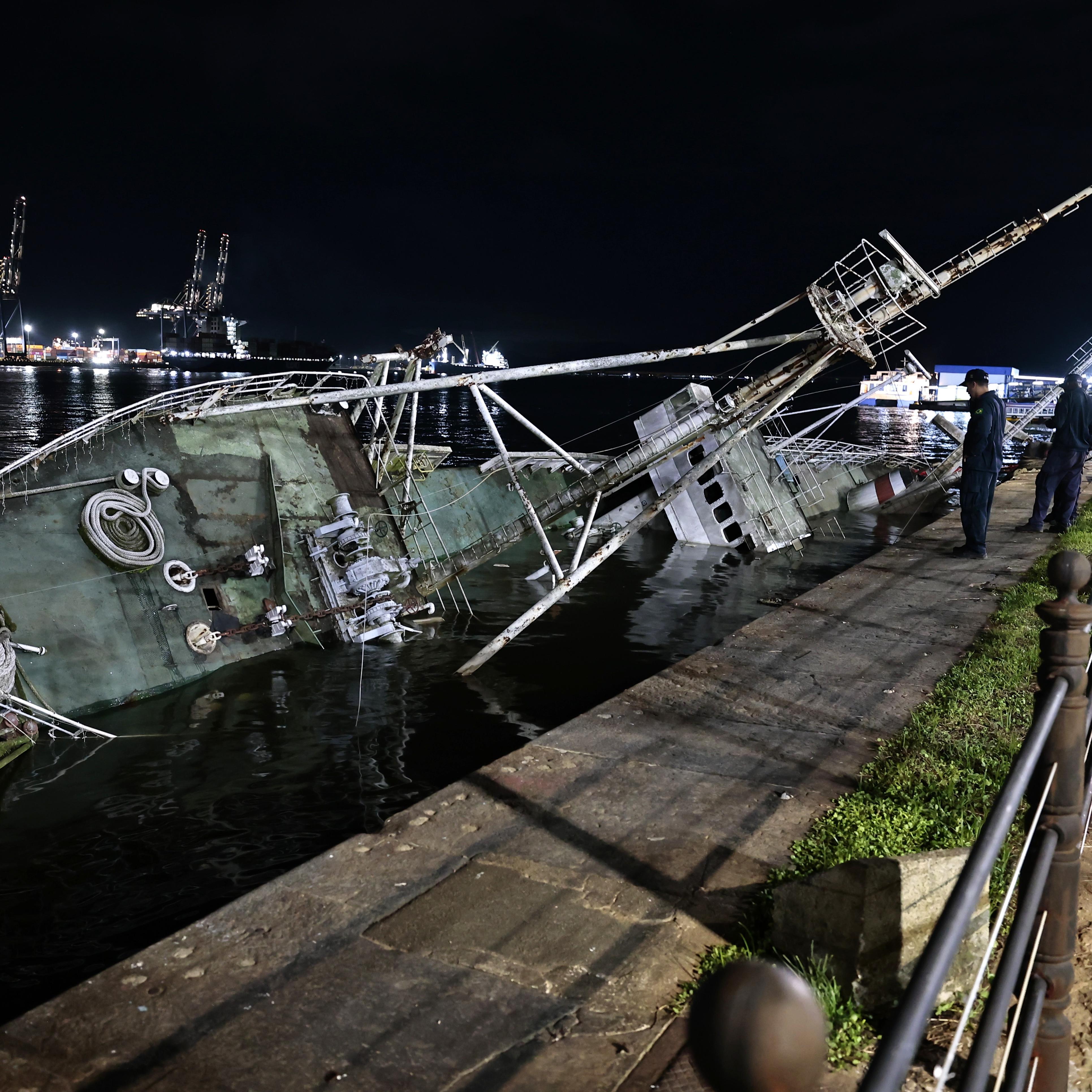 Segundo a APS, a embarcação está inoperante, ocupa um espaço cedido e não representa risco para a navegação no canal do Porto de Santos