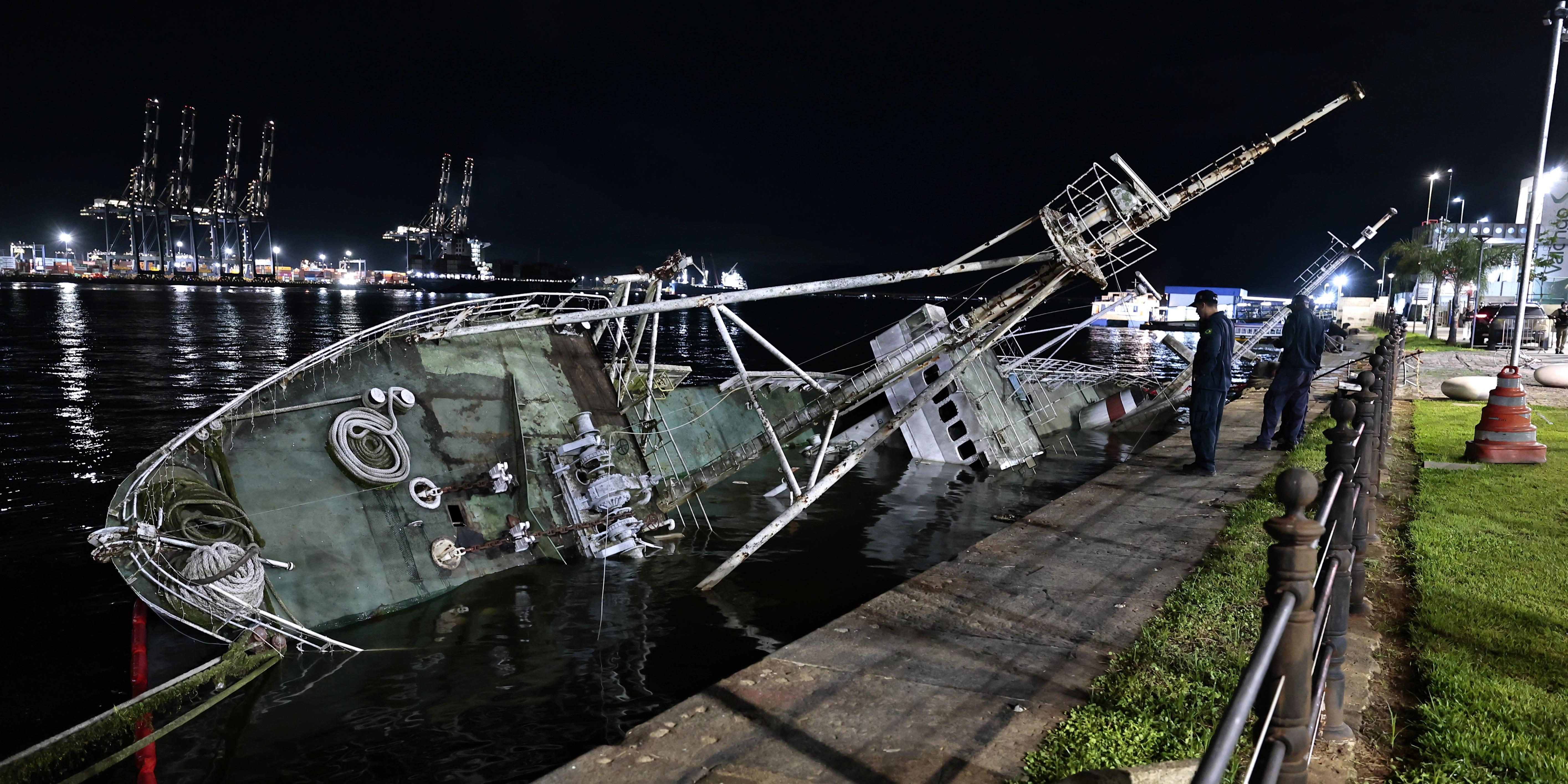 Segundo a APS, a embarcação está inoperante, ocupa um espaço cedido e não representa risco para a navegação no canal do Porto de Santos