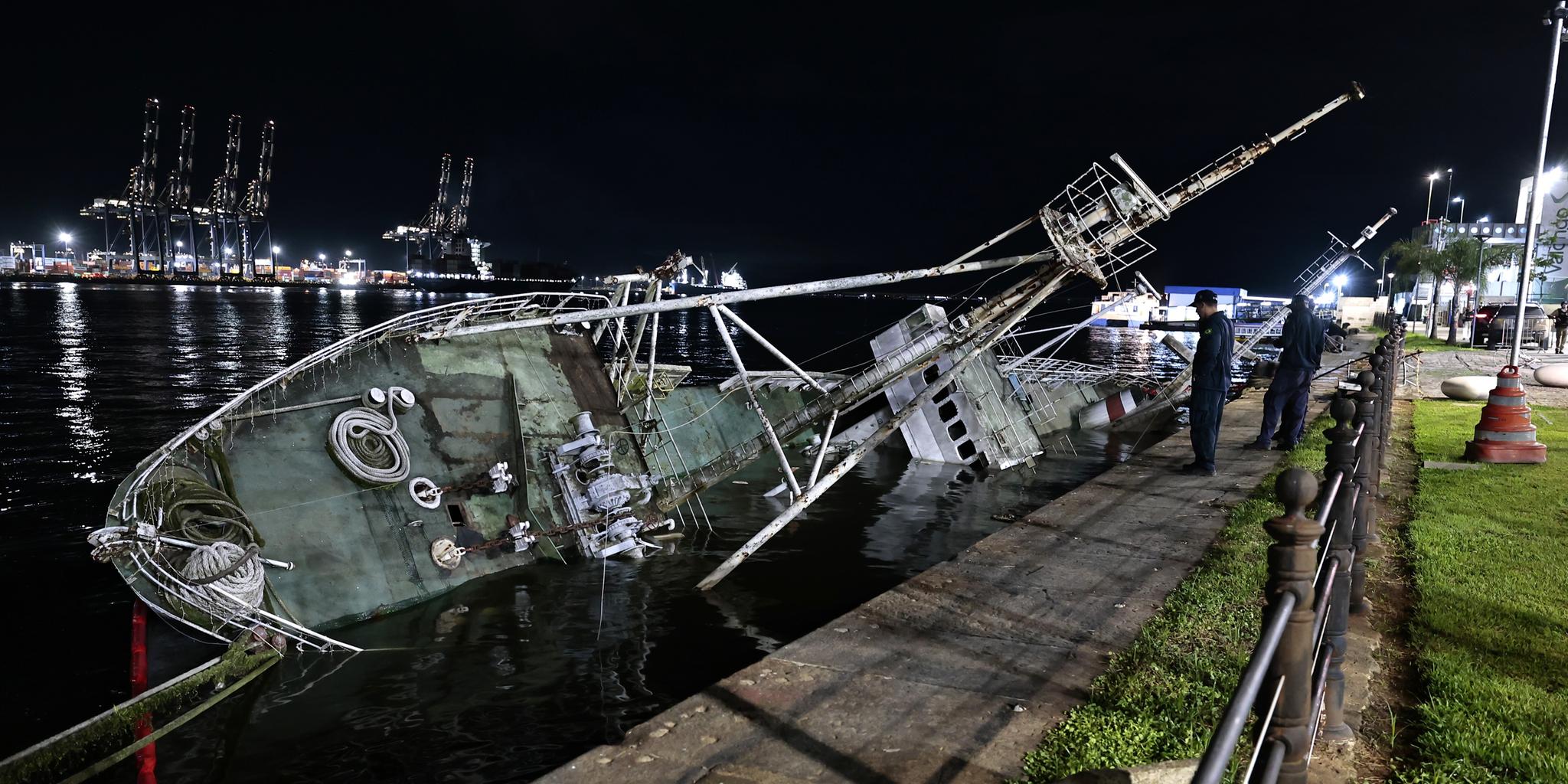 Segundo a APS, a embarcação está inoperante, ocupa um espaço cedido e não representa risco para a navegação no canal do Porto de Santos
