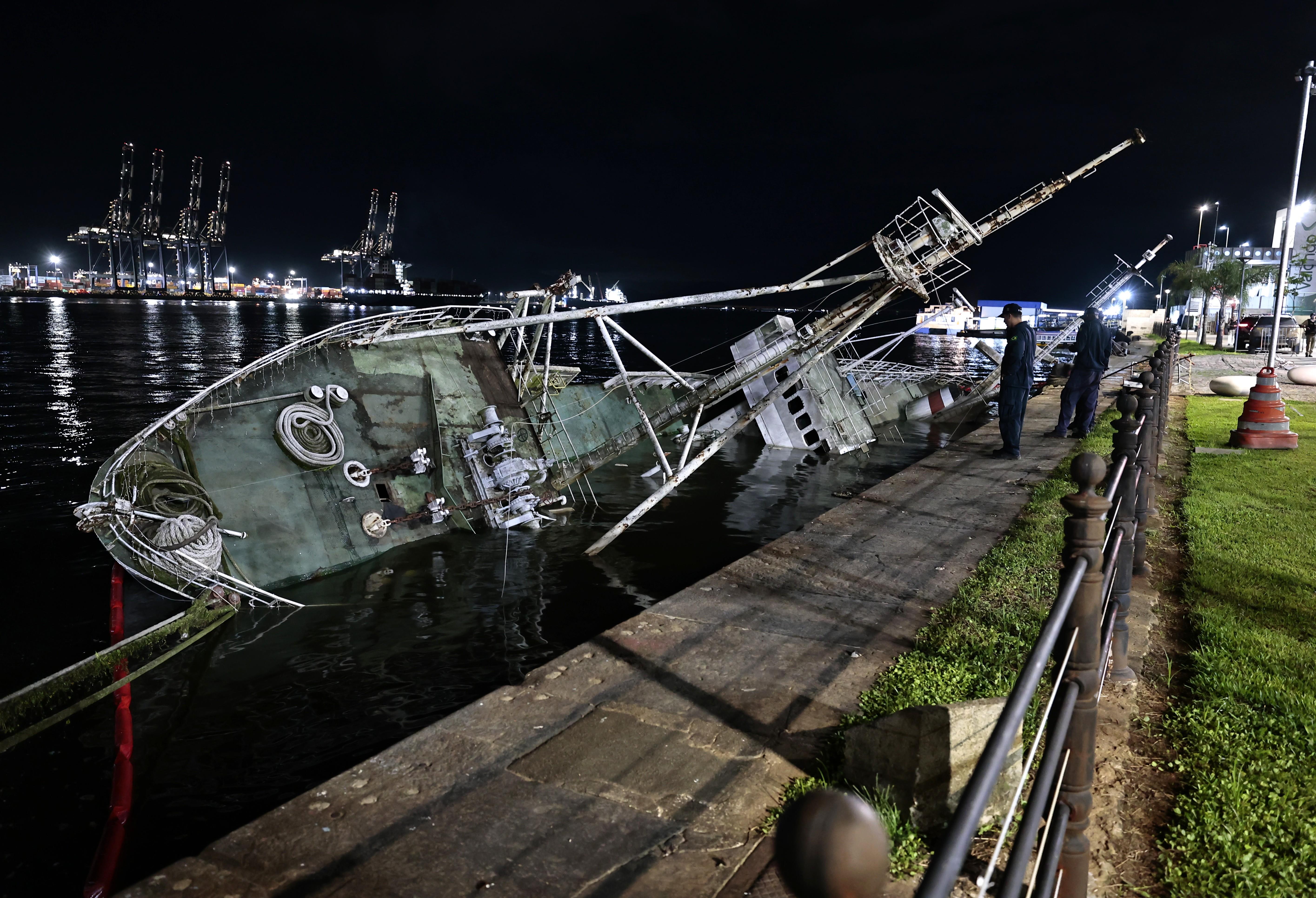 Segundo a APS, a embarcação está inoperante, ocupa um espaço cedido e não representa risco para a navegação no canal do Porto de Santos