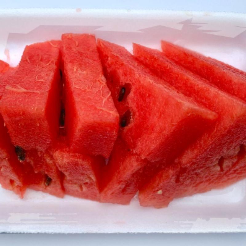 Quando a melancia é cortada e deixada exposta, a parte interna da fruta se torna vulnerável à contaminação