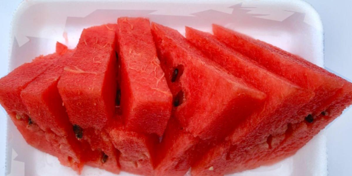 Quando a melancia é cortada e deixada exposta, a parte interna da fruta se torna vulnerável à contaminação