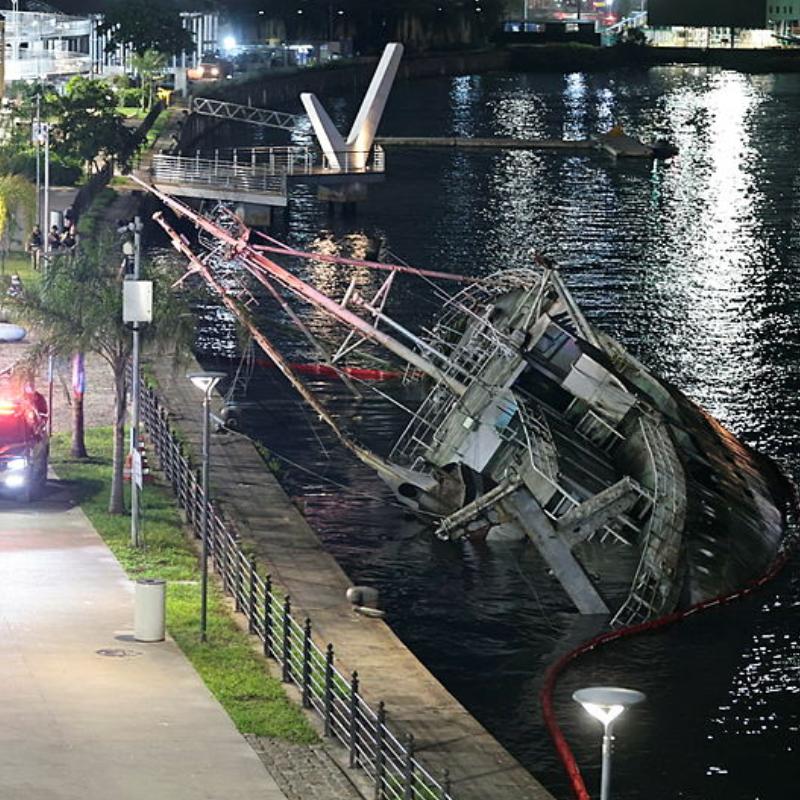 Navio tombou na noite desta sexta (13), no Parque Valongo, em Santos