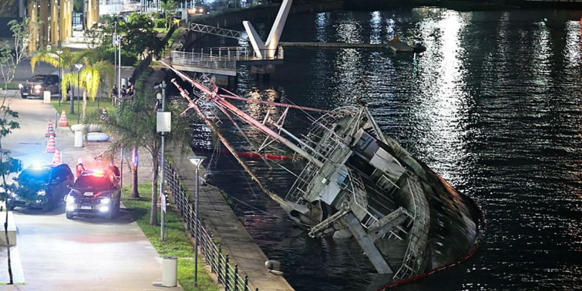 Navio tombou na noite desta sexta (13), no Parque Valongo, em Santos