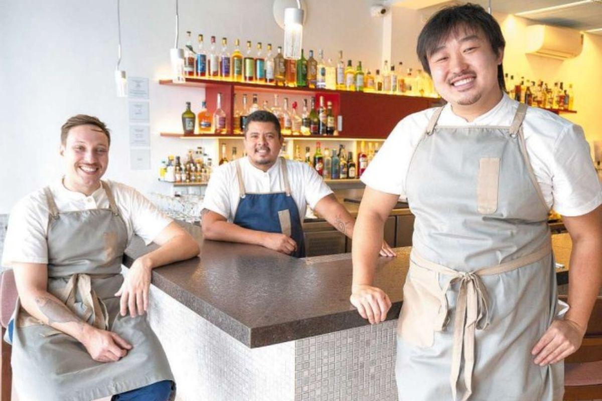 Chefs Victor Valadão e Caio Yokota e o head bartender Maurício Barbosa (centro) virão a Santos quarta
