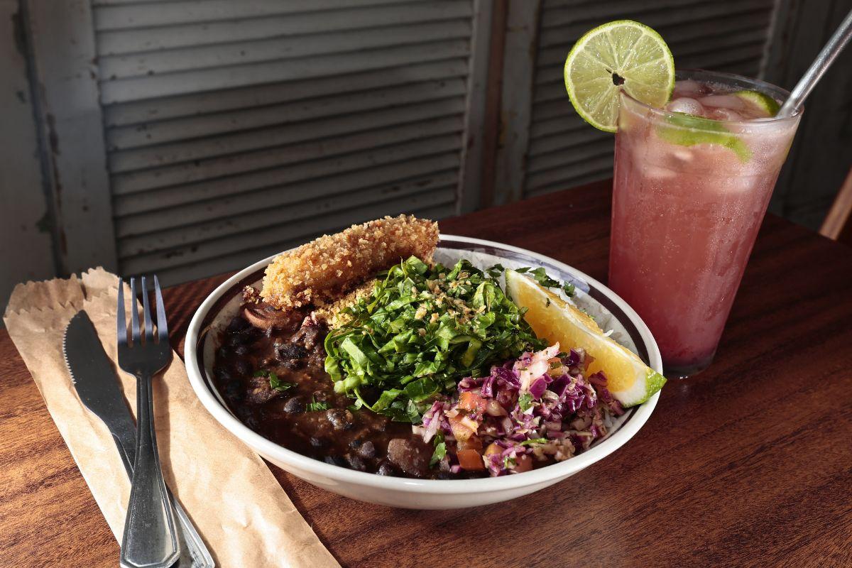 Restaurante vegano pioneiro em Santos amplia cardápio e aposta até em pizzaria