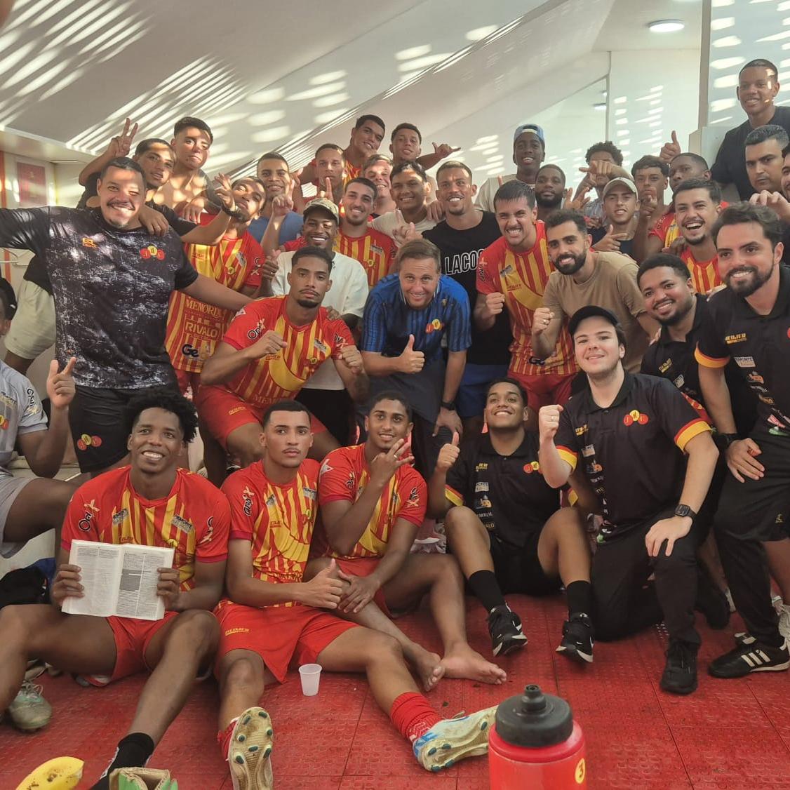 Jogadores do Jabaquara comemoram a importante vitória no vestiário do Estádio Espanha