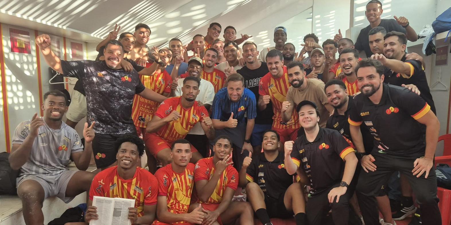 Jogadores do Jabaquara comemoram a importante vitória no vestiário do Estádio Espanha