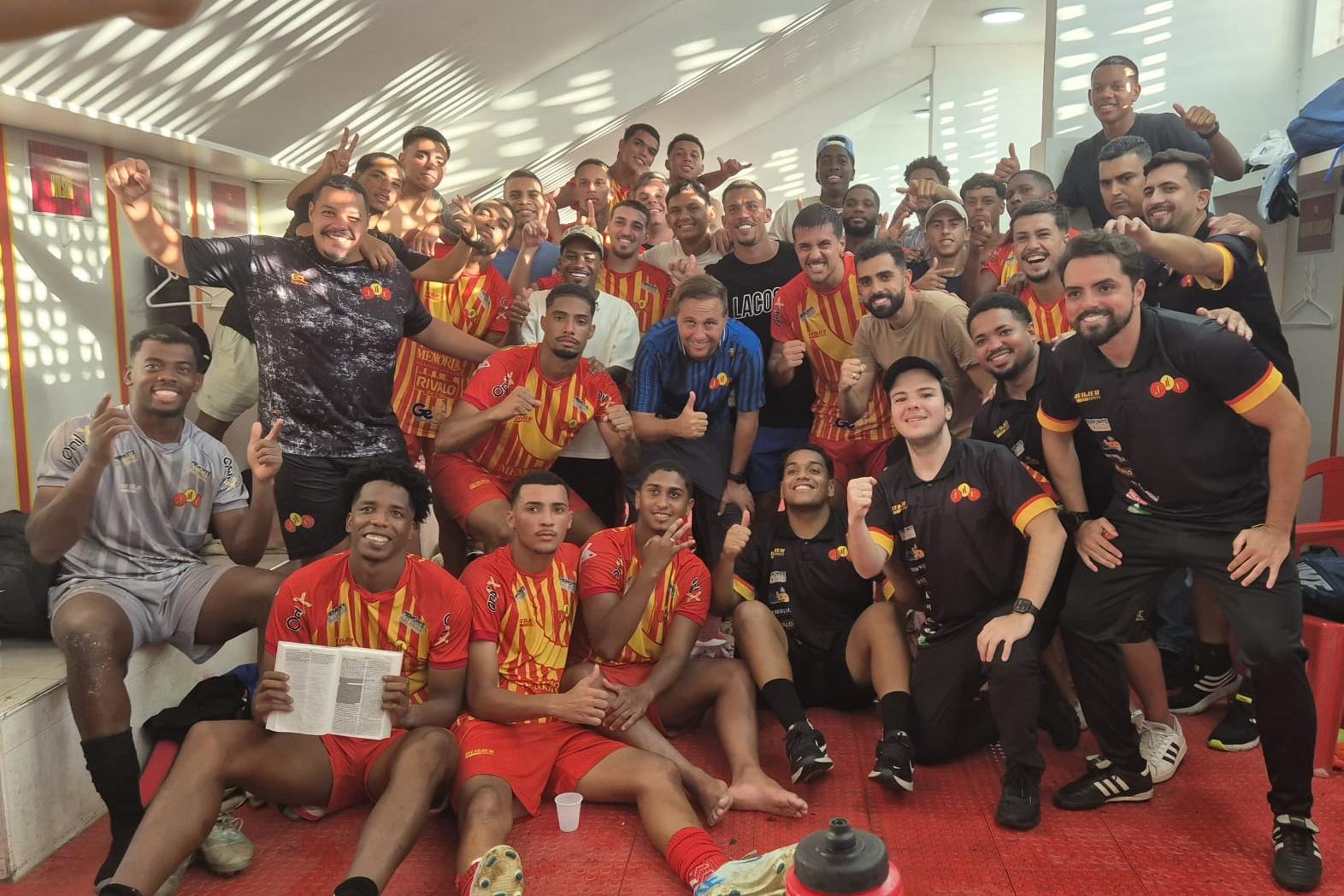 Jogadores do Jabaquara comemoram a importante vitória no vestiário do Estádio Espanha