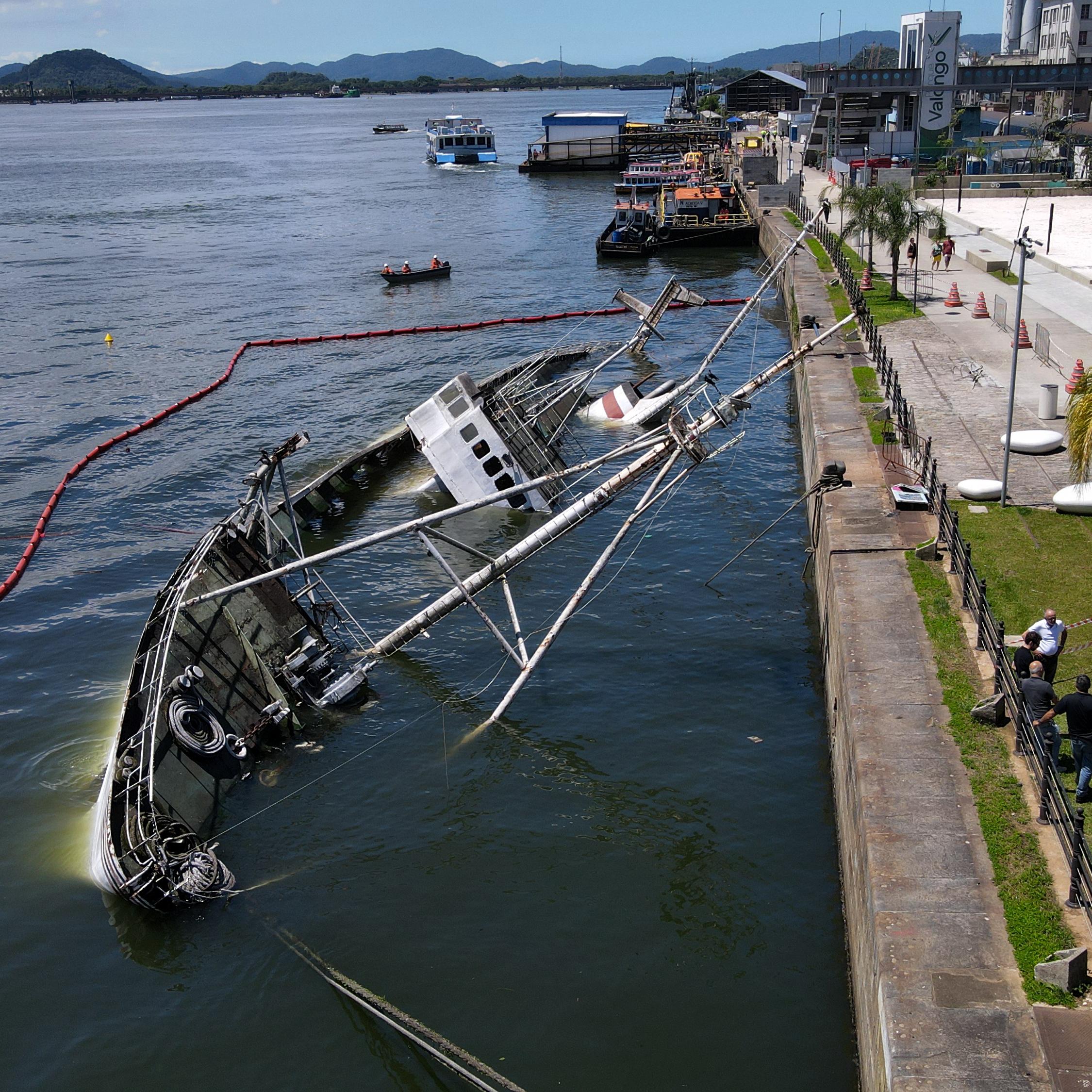 Degradado, navio atracado no Parque Valongo afundou parcialmente após longa espera por restauração
