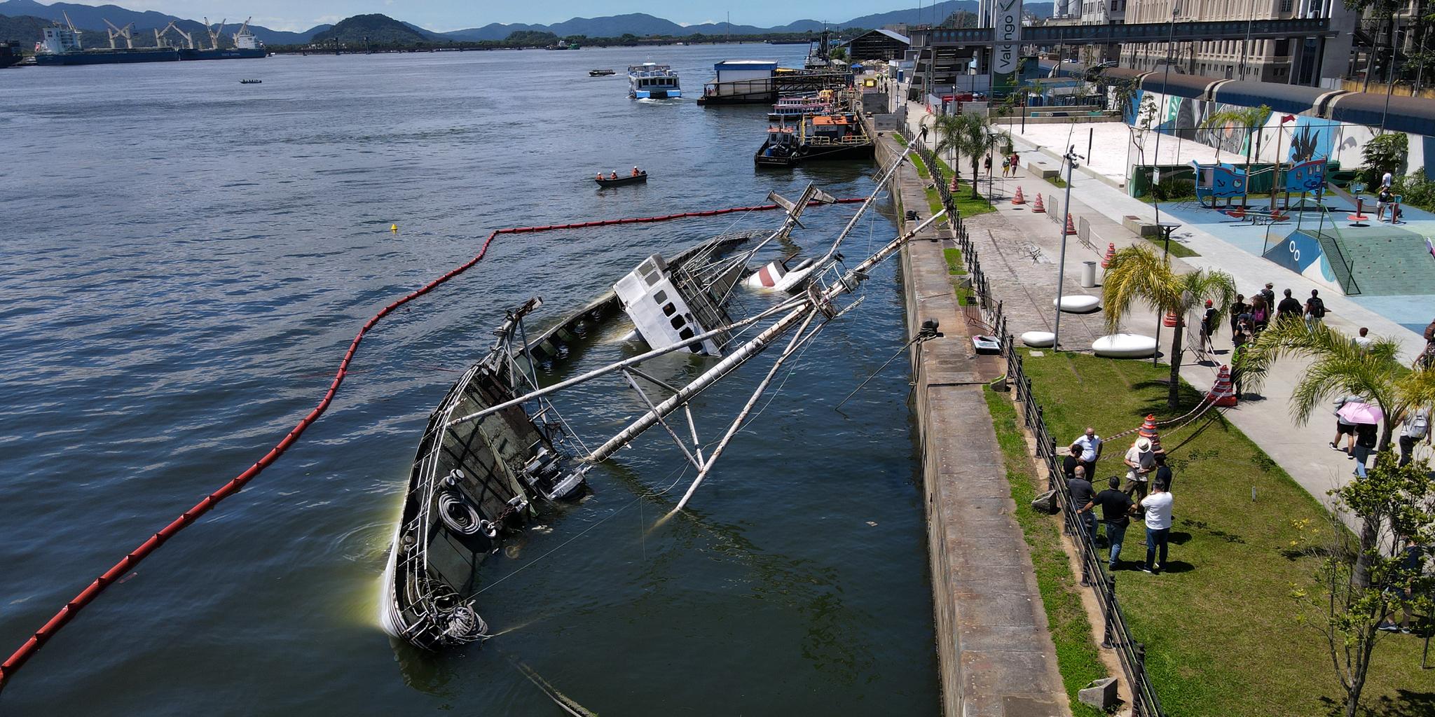 Degradado, navio atracado no Parque Valongo afundou parcialmente após longa espera por restauração