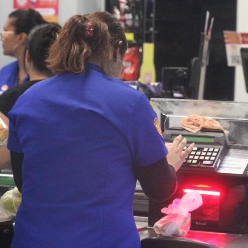 Os interessados devem comparecer presencialmente ao guichê do CPET para verificar as vagas disponíveis e os requisitos exigidos para cada função