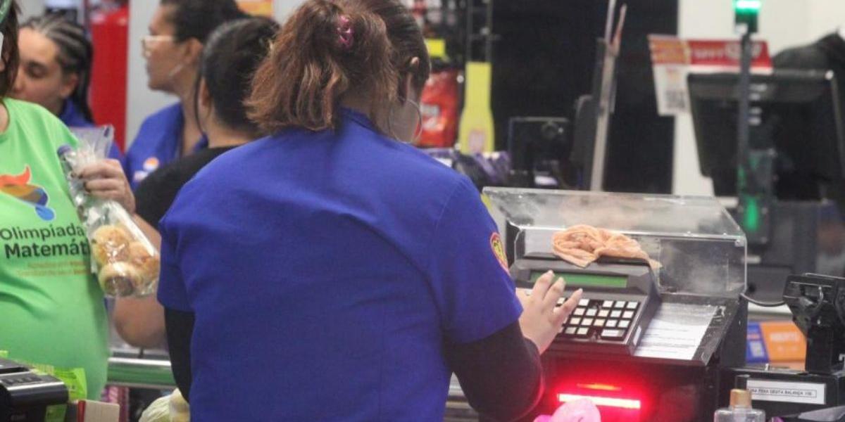 Os interessados devem comparecer presencialmente ao guichê do CPET para verificar as vagas disponíveis e os requisitos exigidos para cada função