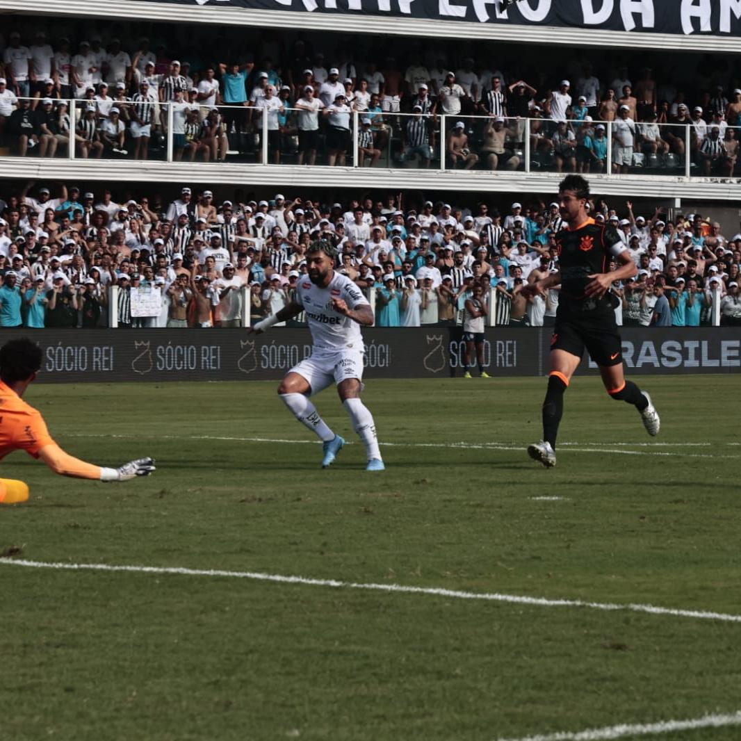 Gabigol arrancou do círculo central até a área e bateu na saída de Hugo Souza, fazendo o gol do empate santista