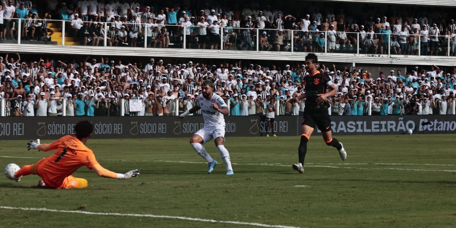 Gabigol arrancou do círculo central até a área e bateu na saída de Hugo Souza, fazendo o gol do empate santista
