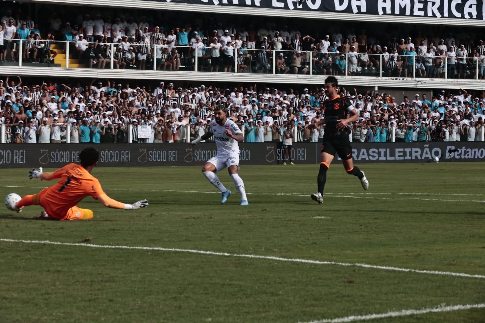 Gabigol arrancou do círculo central até a área e bateu na saída de Hugo Souza, fazendo o gol do empate santista