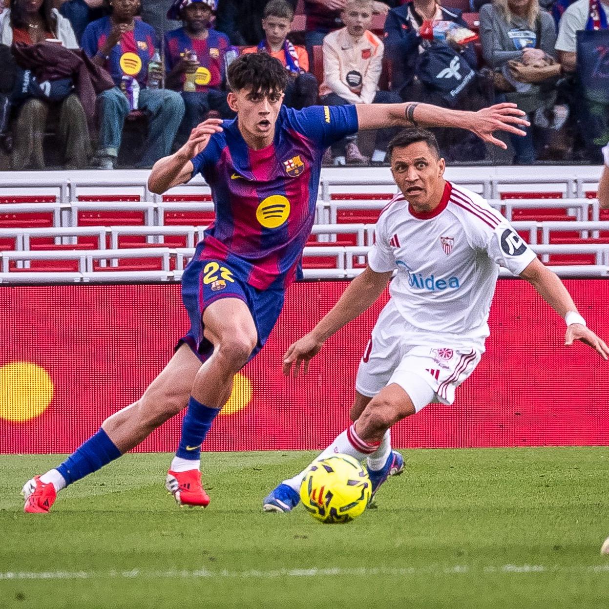 Com três gols de Raphinha, Barcelona goleia o Sevilla e retoma vantagem sobre o Real em La Liga