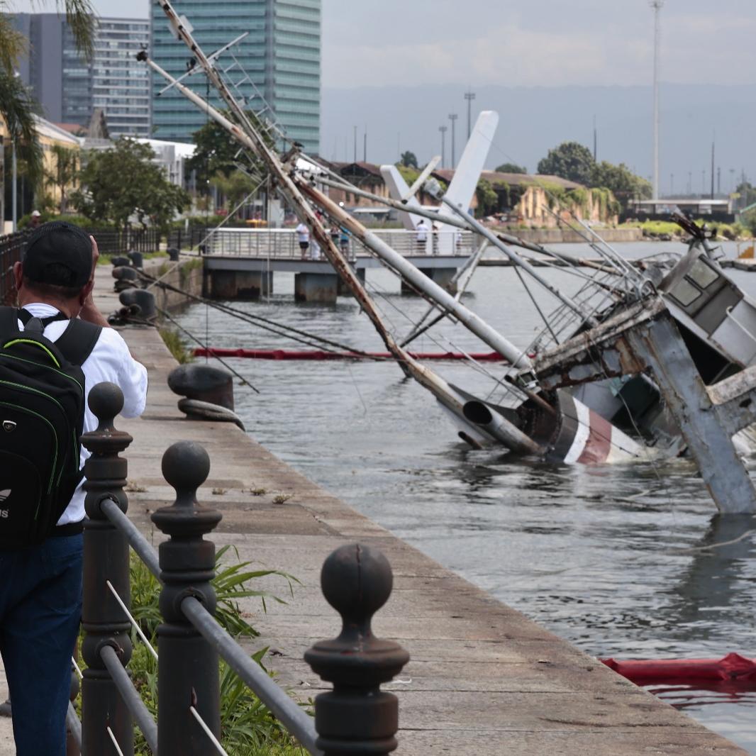 Embarcação tombou na noite de sexta-feira, no Parque Valongo