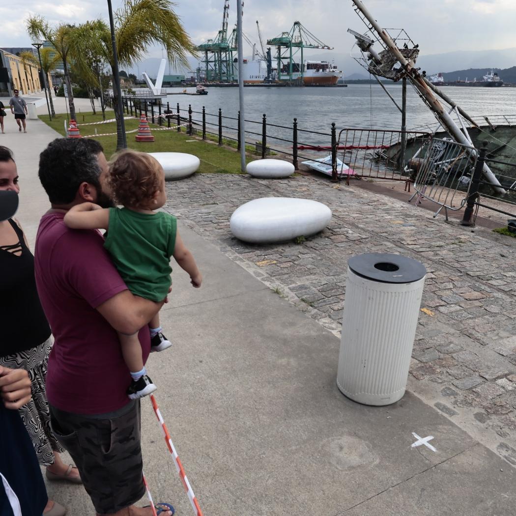 Quem foi ao Parque Valongo, neste domingo (15), ficou triste ao ver a embarcação histórica parcialmente submersa