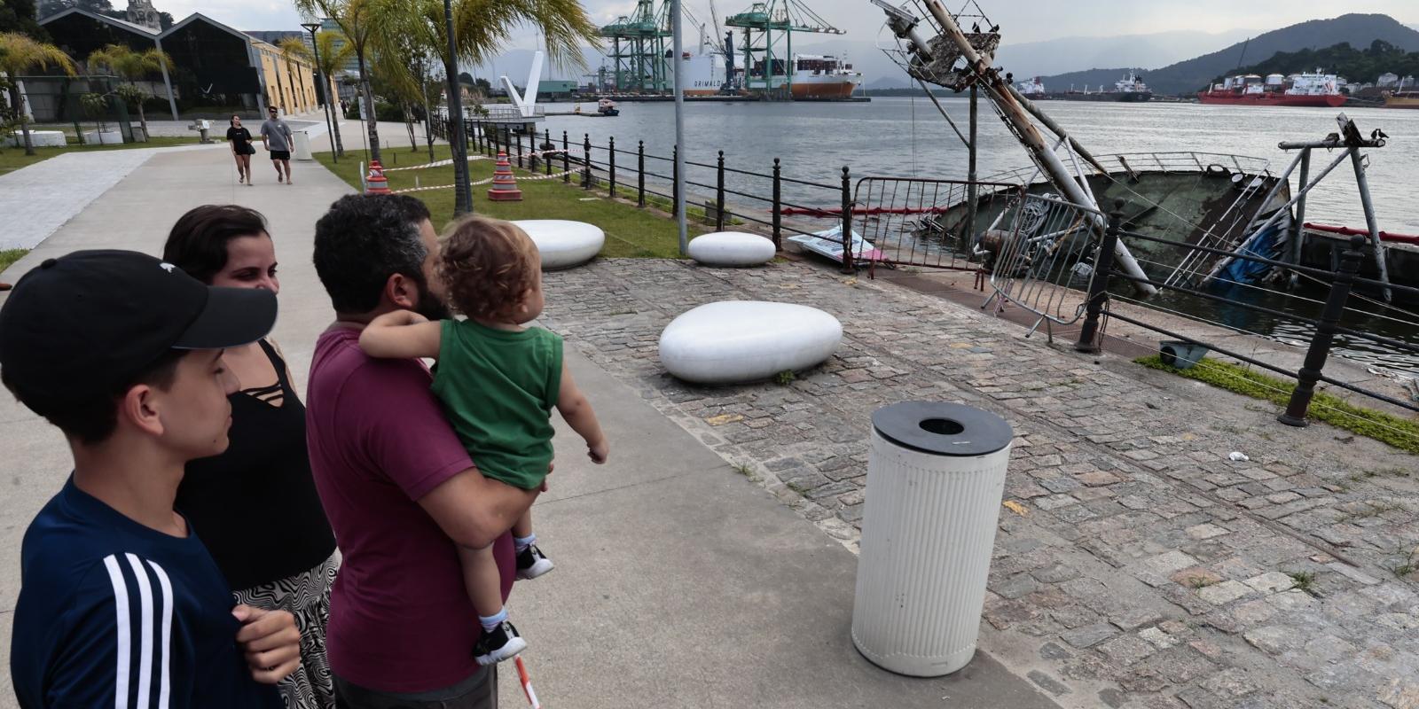 Quem foi ao Parque Valongo, neste domingo (15), ficou triste ao ver a embarcação histórica parcialmente submersa
