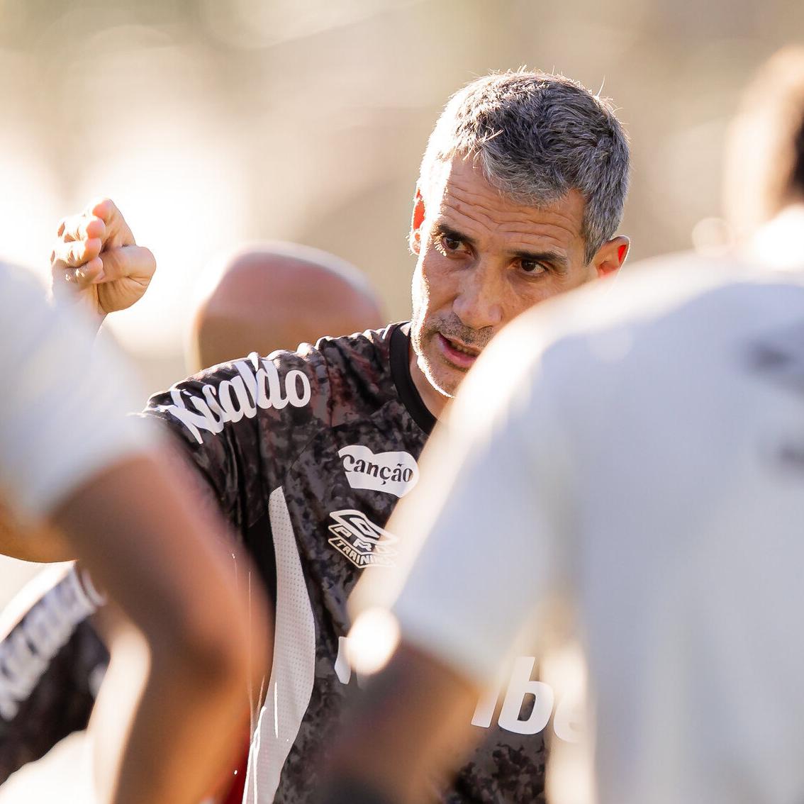 O técnico Juan Pablo Vojvoda vive sob pressão desde o início da temporada