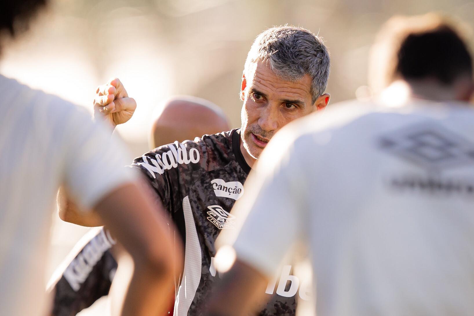O técnico Juan Pablo Vojvoda vive sob pressão desde o início da temporada
