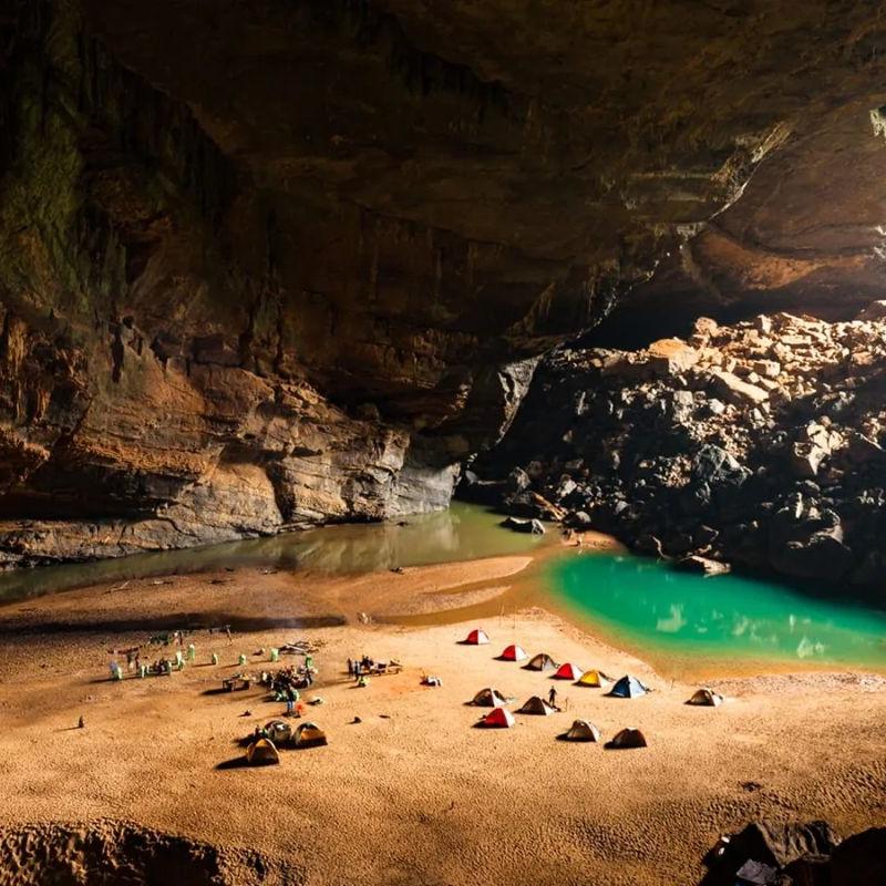 O interior da Hang Son Doong é tão vasto que abriga verdadeiros ambientes naturais próprios