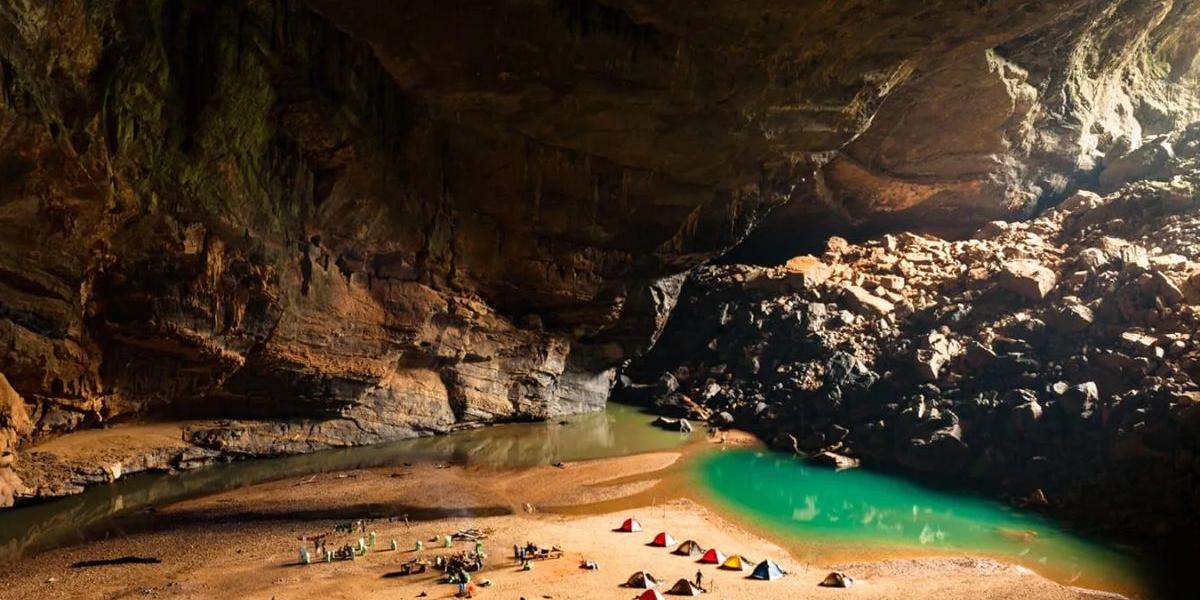 O interior da Hang Son Doong é tão vasto que abriga verdadeiros ambientes naturais próprios