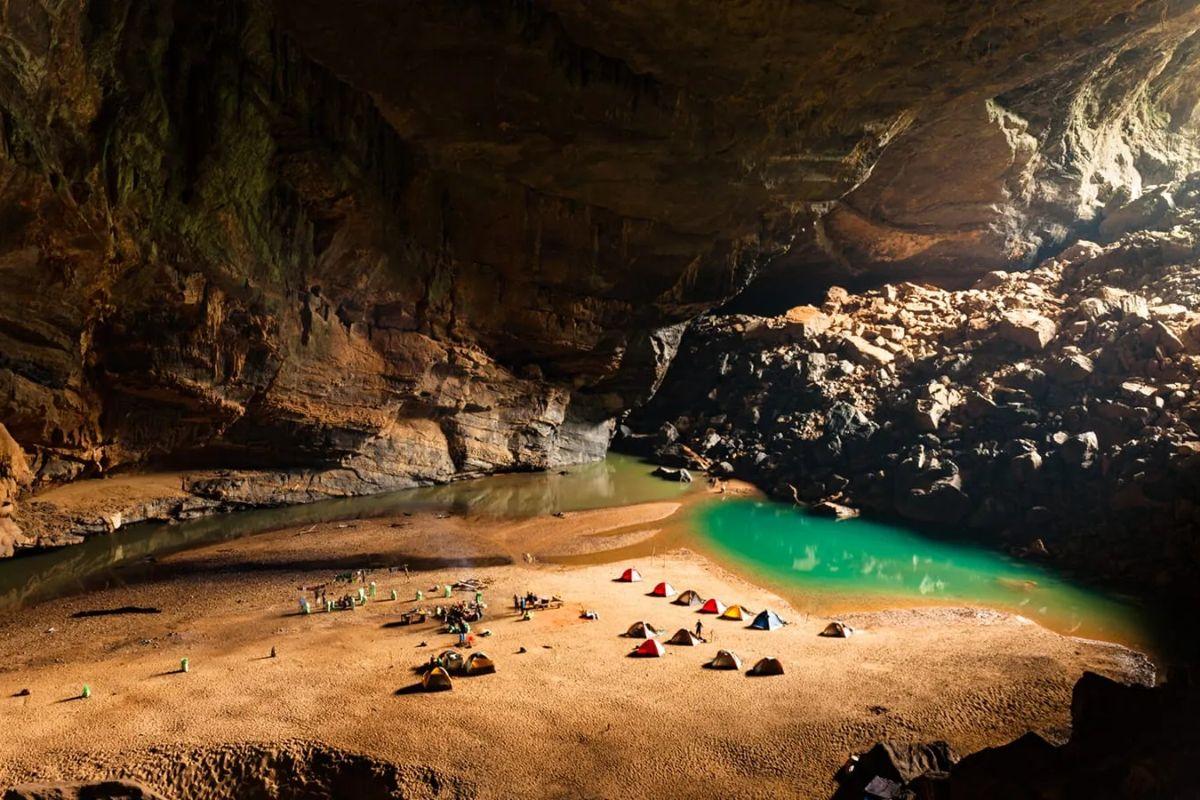 O interior da Hang Son Doong é tão vasto que abriga verdadeiros ambientes naturais próprios