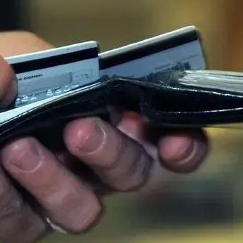  O juro médio total cobrado pelos bancos no rotativo do cartão de crédito subiu 4,9 pontos porcentuais de março para abril 