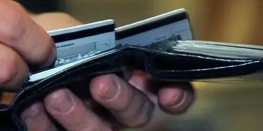  O juro médio total cobrado pelos bancos no rotativo do cartão de crédito subiu 4,9 pontos porcentuais de março para abril 