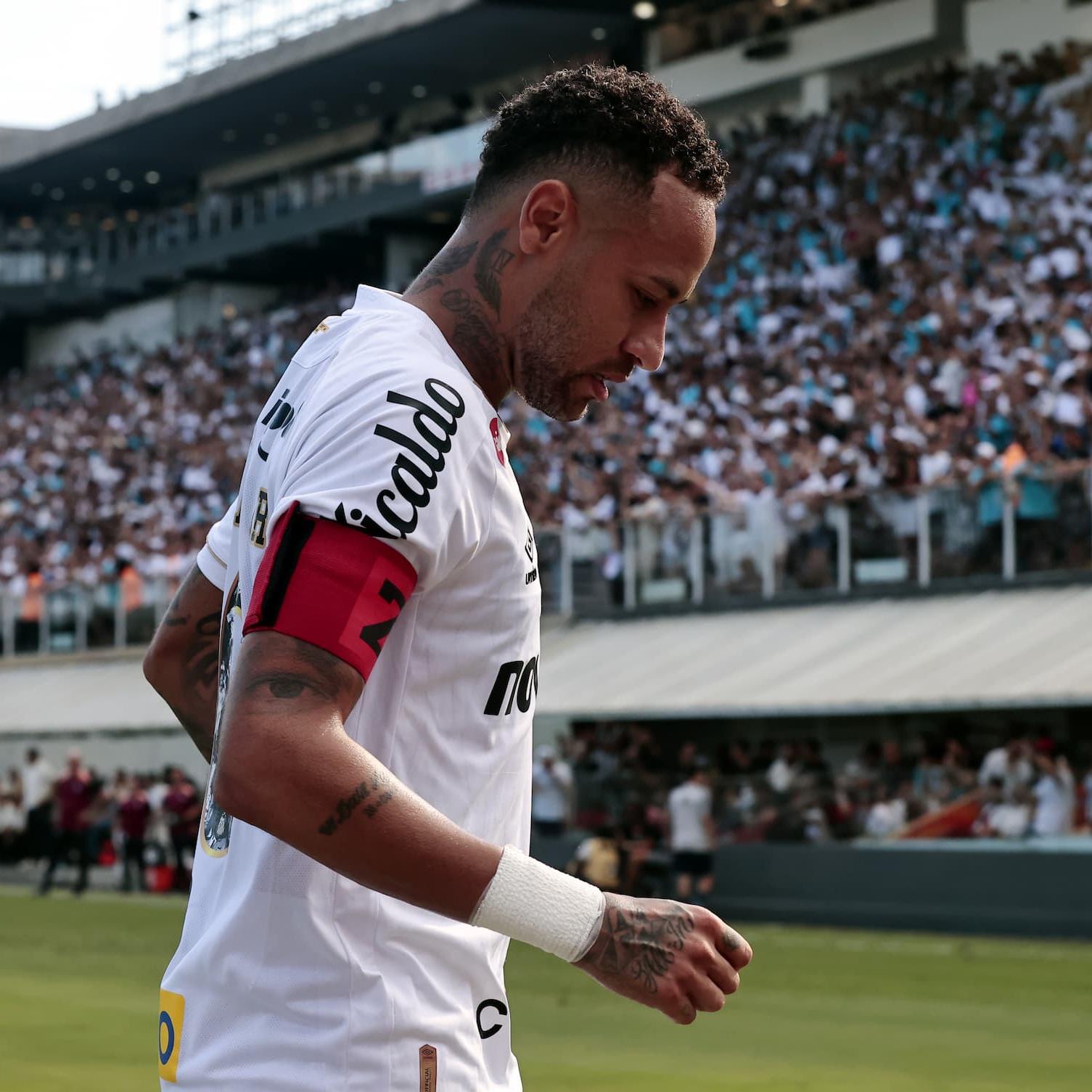 Fora da convocação desta segunda (16), Neymar teve atuação ruim no clássico contra o Corinthians