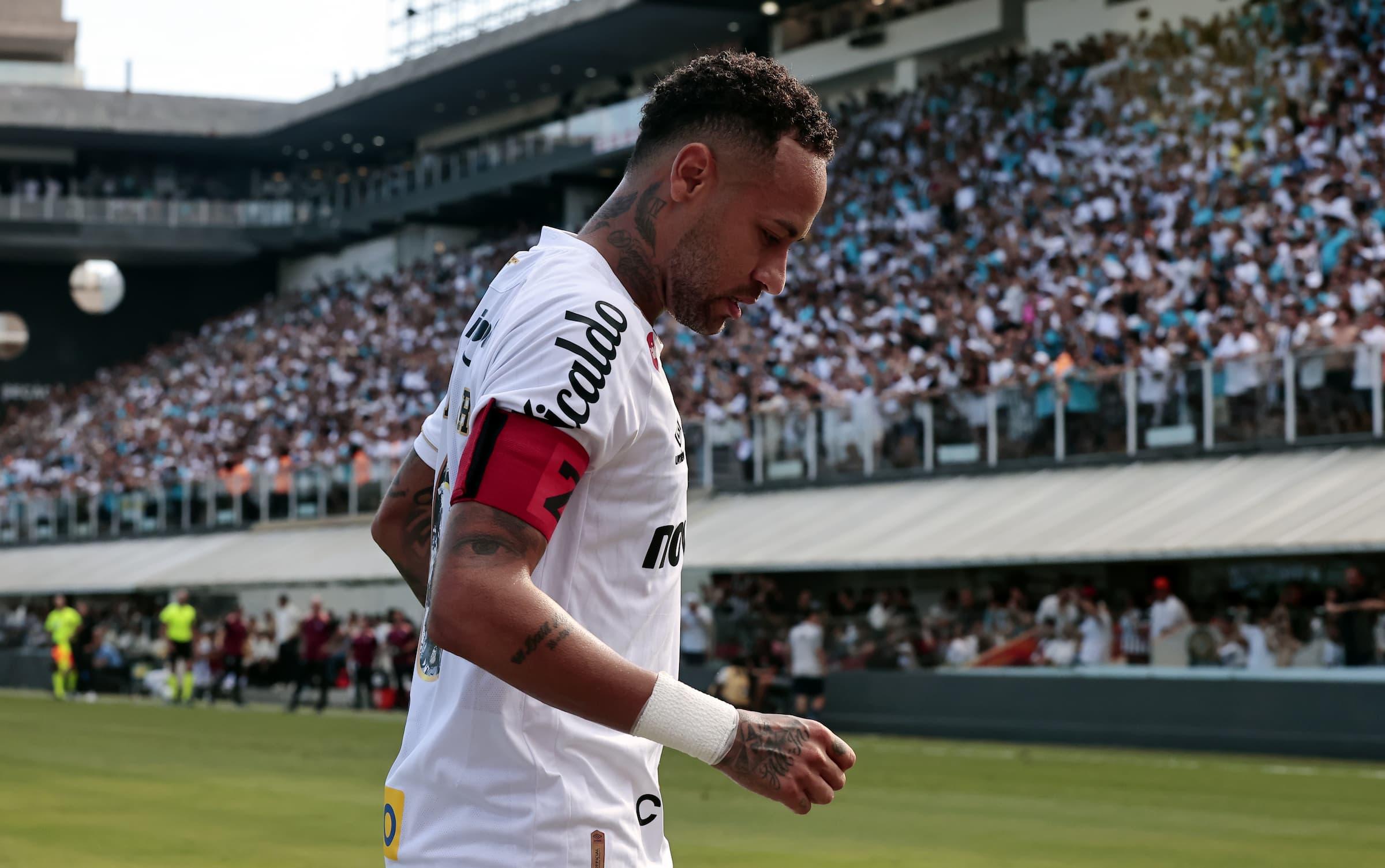 Fora da convocação desta segunda (16), Neymar teve atuação ruim no clássico contra o Corinthians