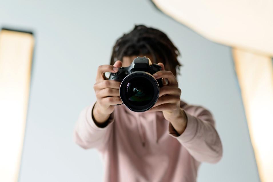 Muitos artistas deixam de acessar oportunidades por não terem portfólio profissional