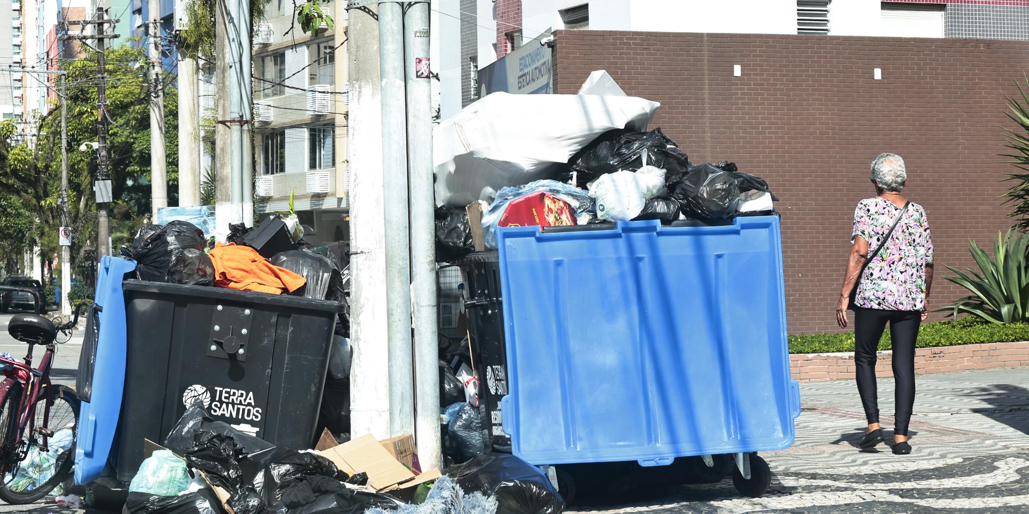Motivo são divergências quanto à participação nos resultados. Em ruas de Santos, o lixo está acumulado