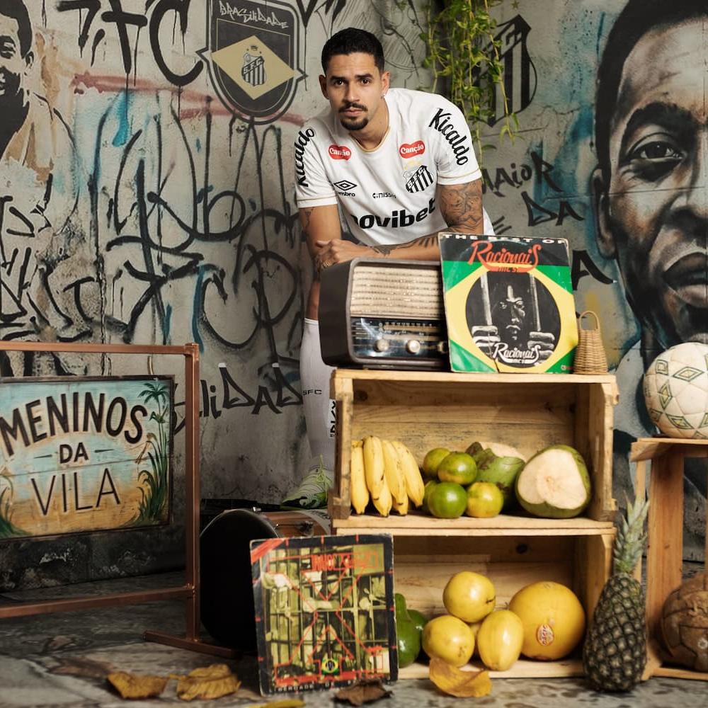 Lucas Veríssimo participou da campanha de lançamento da nova camisa do Peixe na semana passada