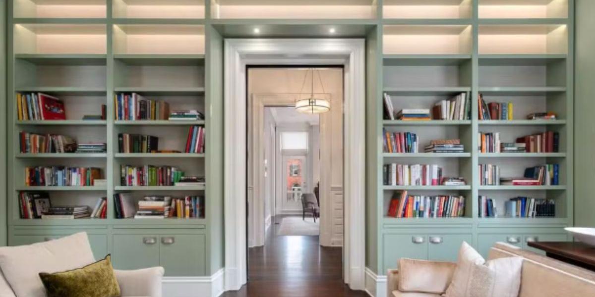 Distribuída em quatro andares conectados por elevador, a mansão conta com seis quartos e ambientes amplos voltados tanto para convivência quanto para recepção de convidados