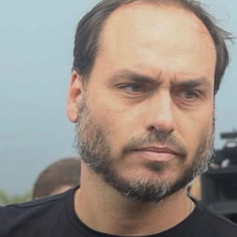 Carlos Bolsonaro publica foto do pai em hospital e diz que situação 'é muito delicada'