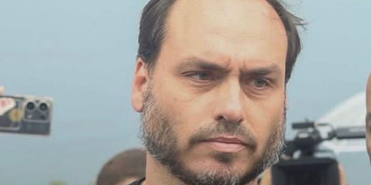 Carlos Bolsonaro publica foto do pai em hospital e diz que situação 'é muito delicada'